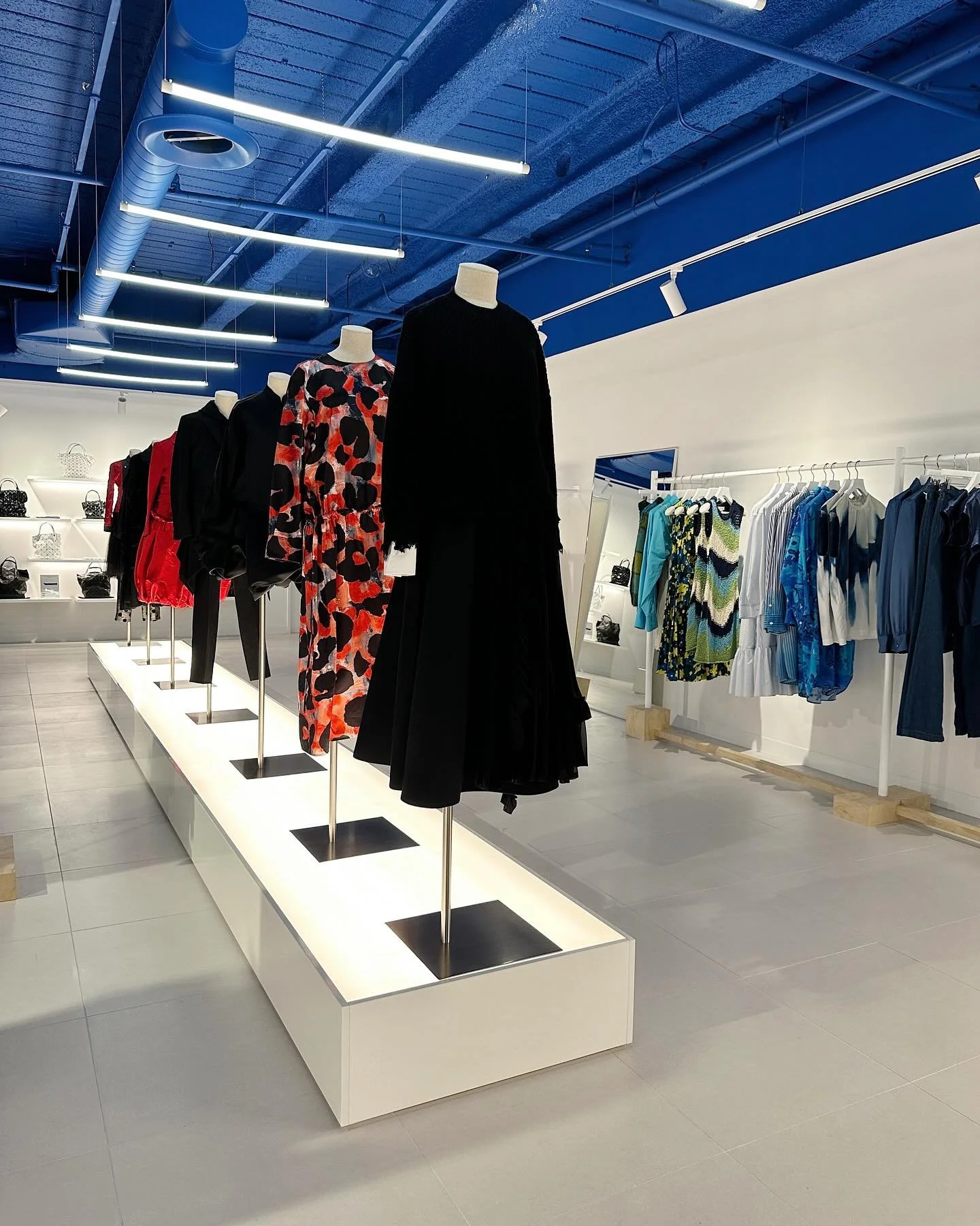 So nice to have clients that are willing to take risks and push boundaries @sorrythanksiloveyou 
.
.
.
#sorrythanksiloveyou #StoreDesign #RetailArchitecture #InteriorDesign #VisualMerchandising #RetailSpaces #StoreInterior #DesignInspiration #ShopDes