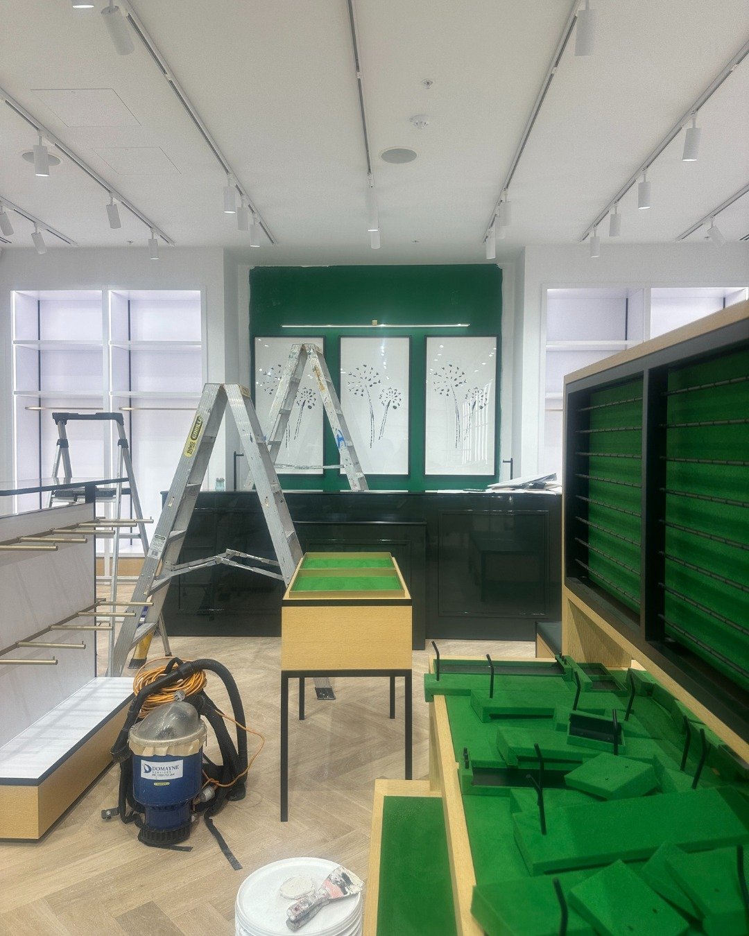 Before the doors open&hellip; @katespadeny at Liverpool Outlet opens today! Full reveal soon!
.
.
.
#katespade #liverpooloutlet #behindthescenes #bts #openingday #grandopening #newstore #retail #fashion #luxury #shopping #liverpoolshopping​​​​​​​​​​​