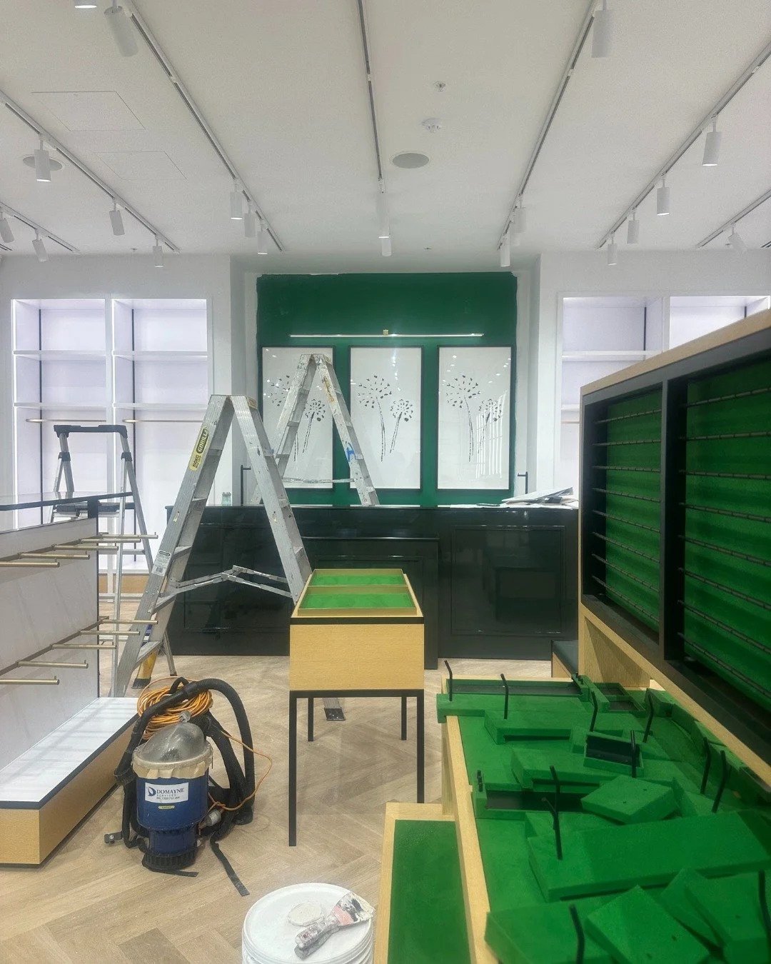 Before the doors open&hellip; @katespadeny at Liverpool Outlet opens today! Full reveal soon!
.
.
.
#katespade #liverpooloutlet #behindthescenes #bts #openingday #grandopening #newstore #retail #fashion #luxury #shopping #liverpoolshopping​​​​​​​​​​​