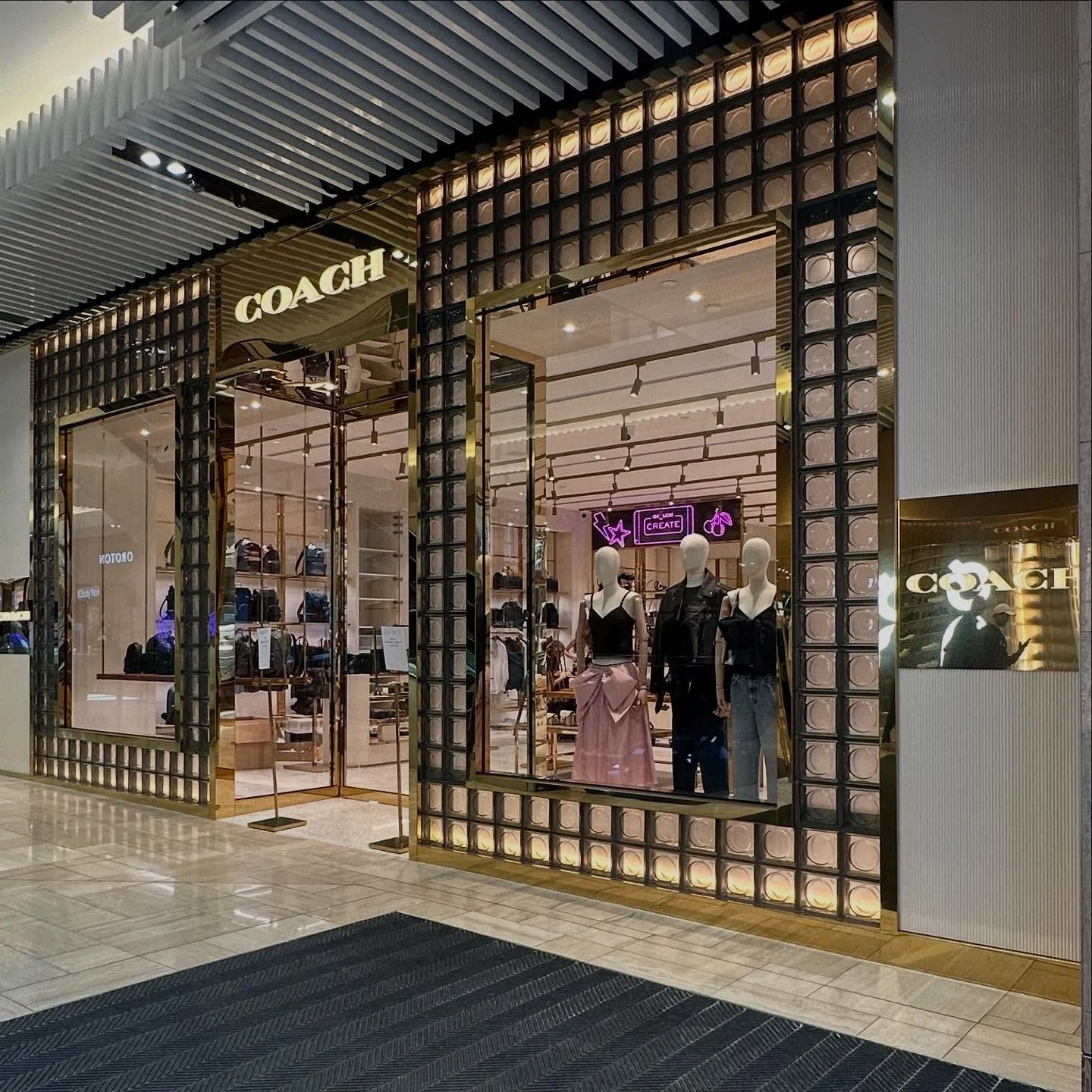We love this @coach store @emporiummelbourne
.
.
.
#luxury #coach #melbourneemporium #coachanz #StoreDesign #RetailArchitecture #InteriorDesign #VisualMerchandising #RetailSpaces #StoreInterior #DesignInspiration #ShopDesign #CreativeRetail #RetailCo