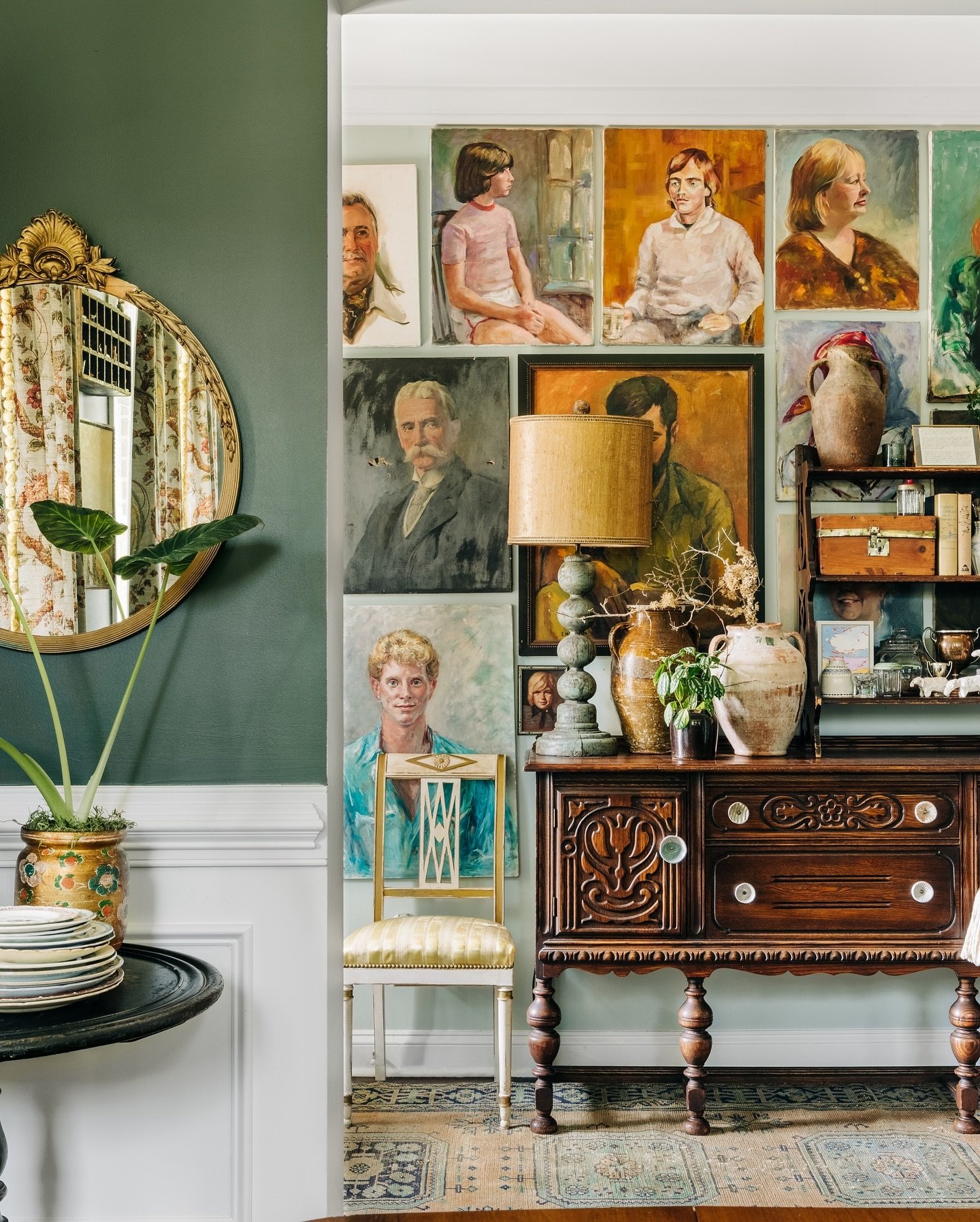 A rare treat to shoot the same home again a few years later for @greystreetmarket and this time for a feature in @talkgreenville ✨

The entry portrait wall is just pure magic ✨