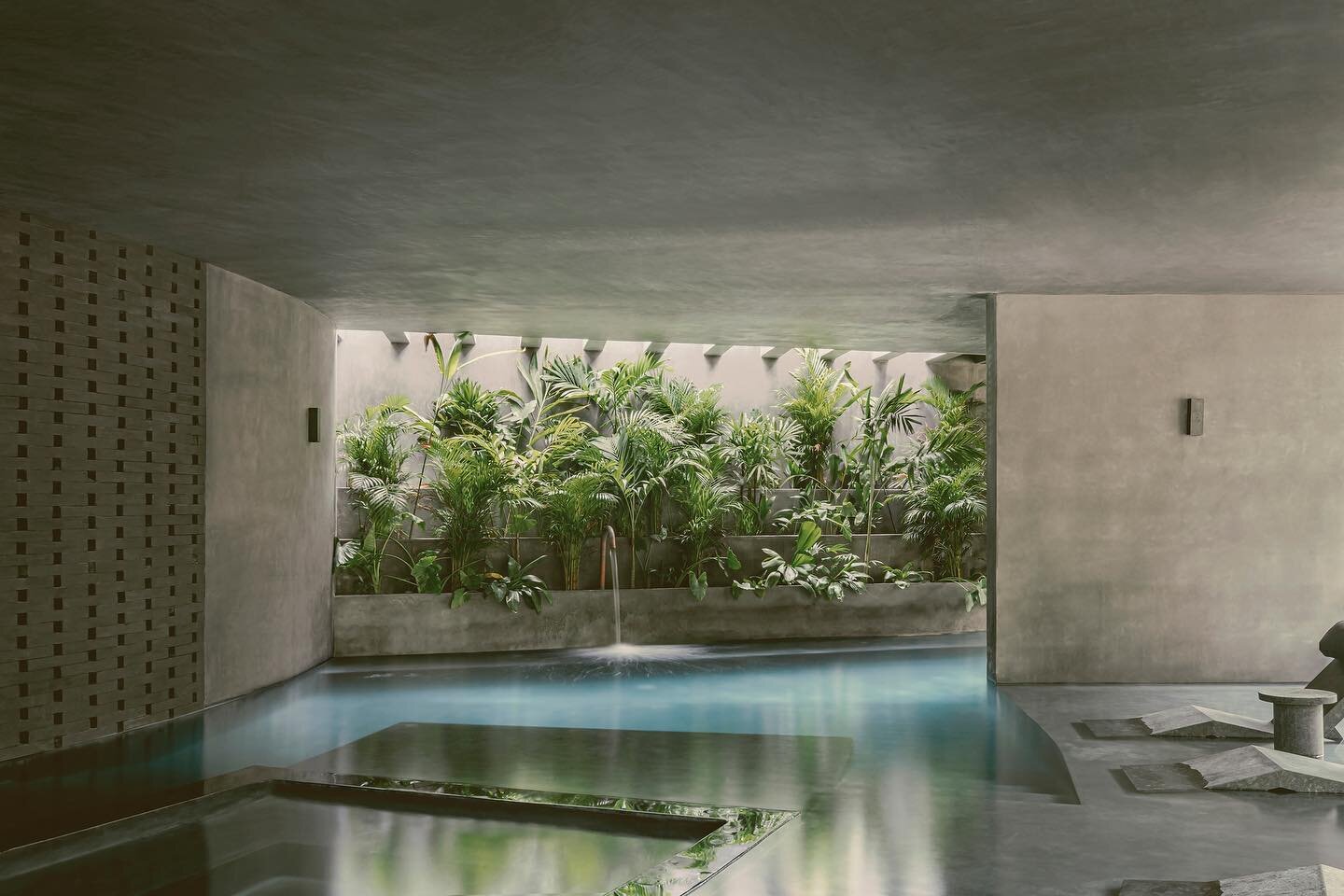 The Spa @luumzama features different temperature pools, sauna, jet beds, jacuzzi, 2 hamman and massage rooms overlooking the patio. It hosts the restaurant @tuuchtulum and is now open to the public. 
Architecture: @colab_tulum 
Construction: @grupor4