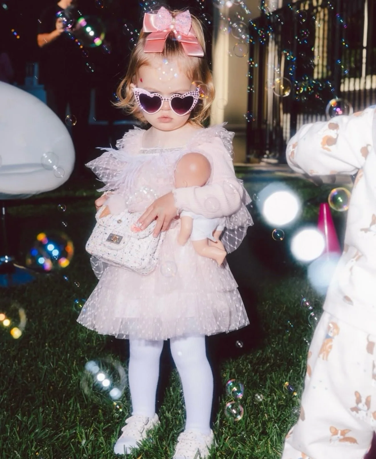 Birthday girl London Hilton celebrating in @radandrefined sunnies by @jacquelinerezak + the perfect dress by @petite_hailey 💕💓 @parishilton 😘 

📸 @people @parishilton