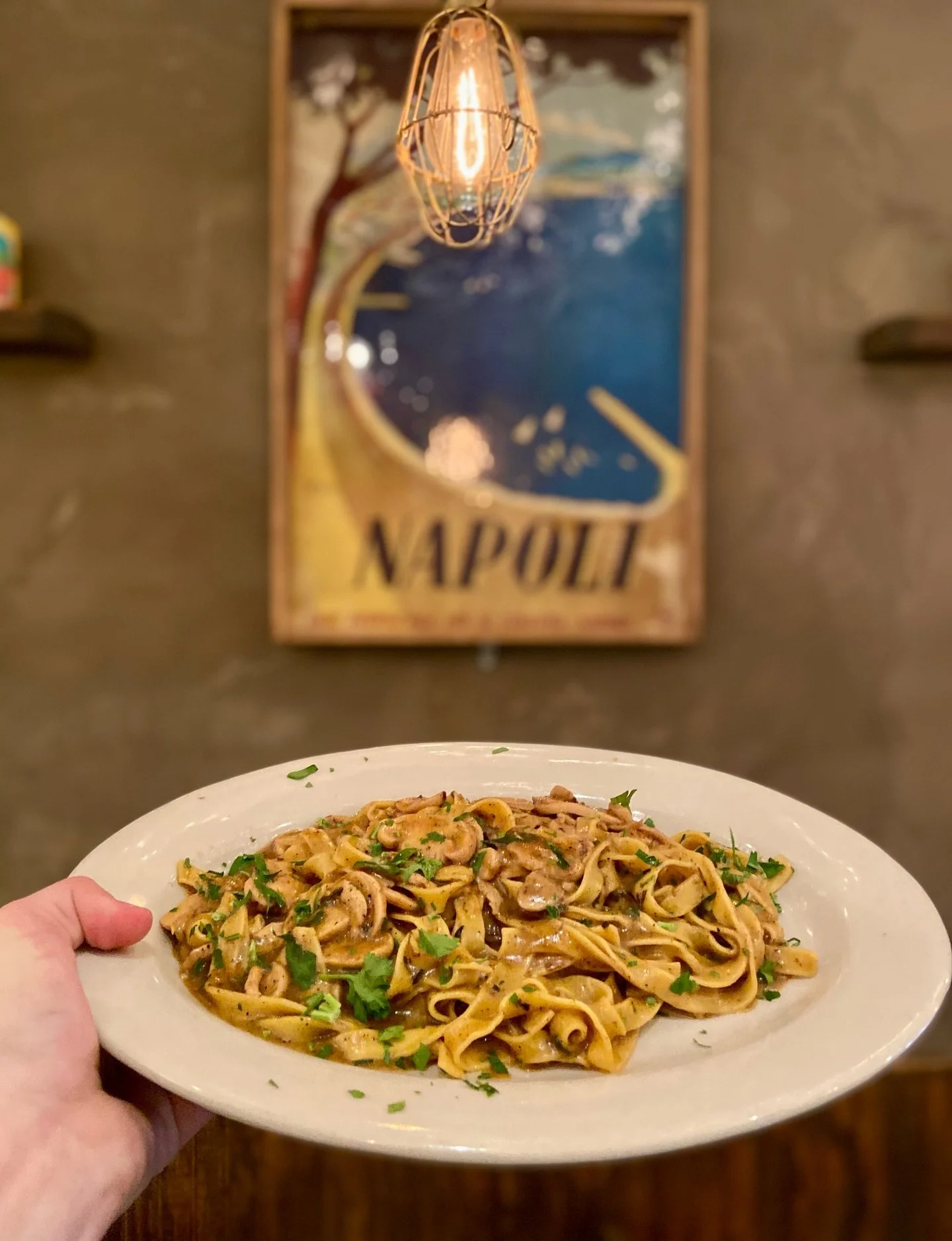 Is it just us, or does this perfect pasta plate look like a postcard from Napoli? (P.S. You can find this postcard, and this pasta, right here on the LES!) 😉
Happy hour 5-7🩵
