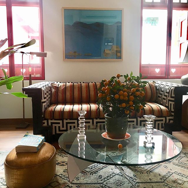 Home living. Painting and paper collage Inle Lake No. 1 by Min Zaw, a Myanmar/Burmese artist, whose work I discovered @artseasonssg
.
.
.
.
.
#minzaw #artsg #singapore #artgallery #art #interiordesign #interiors #interiorstyling #interiordesigner #interiordesignersg #interiordesignernyc #myanmar #myanmarart #burmeseart #burma #fineart #artlovers #yangon #chinatown #interior #patterns #livingroomdecor #inlelake #fishing #zadiesmith #feelfree