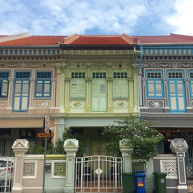 Katong architecture stroll with Wendy and Momo🍈 .
.
.
.
#koonsengroad #katong #peranakan #architecture #facades #singapore