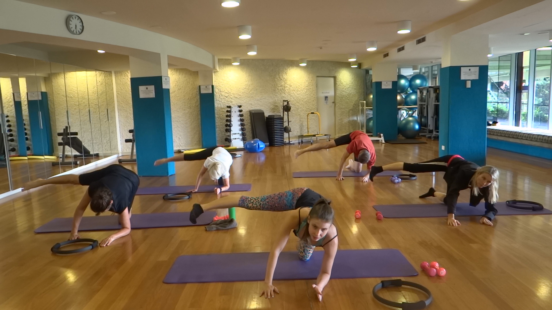 Feeling the Glut Burn with our 60 sec Glut Blitz!