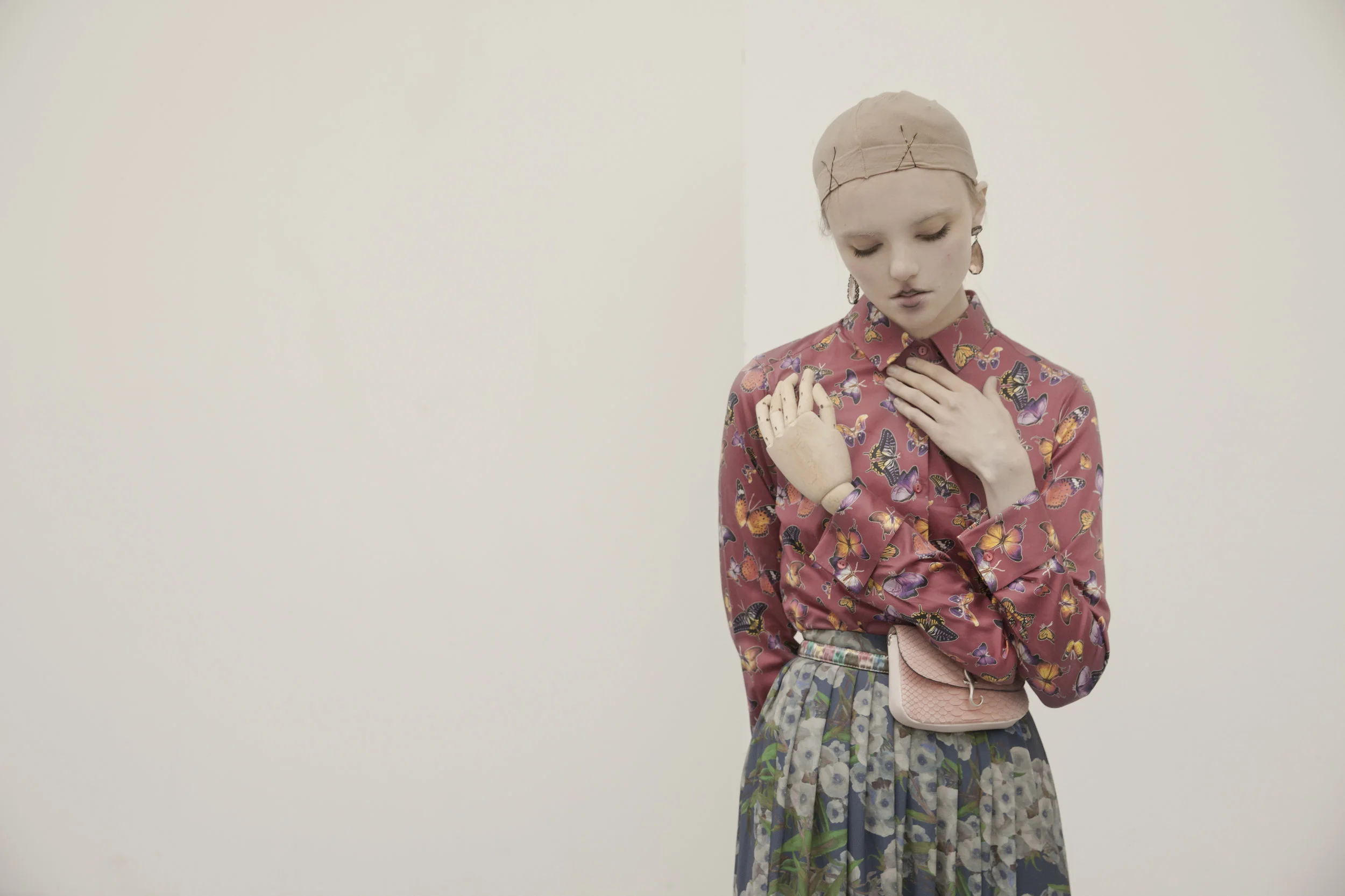 Top : Nara Camicie / Skirt : Gazél / Earrings : Yvone Christa / Belt : Fausto Colato