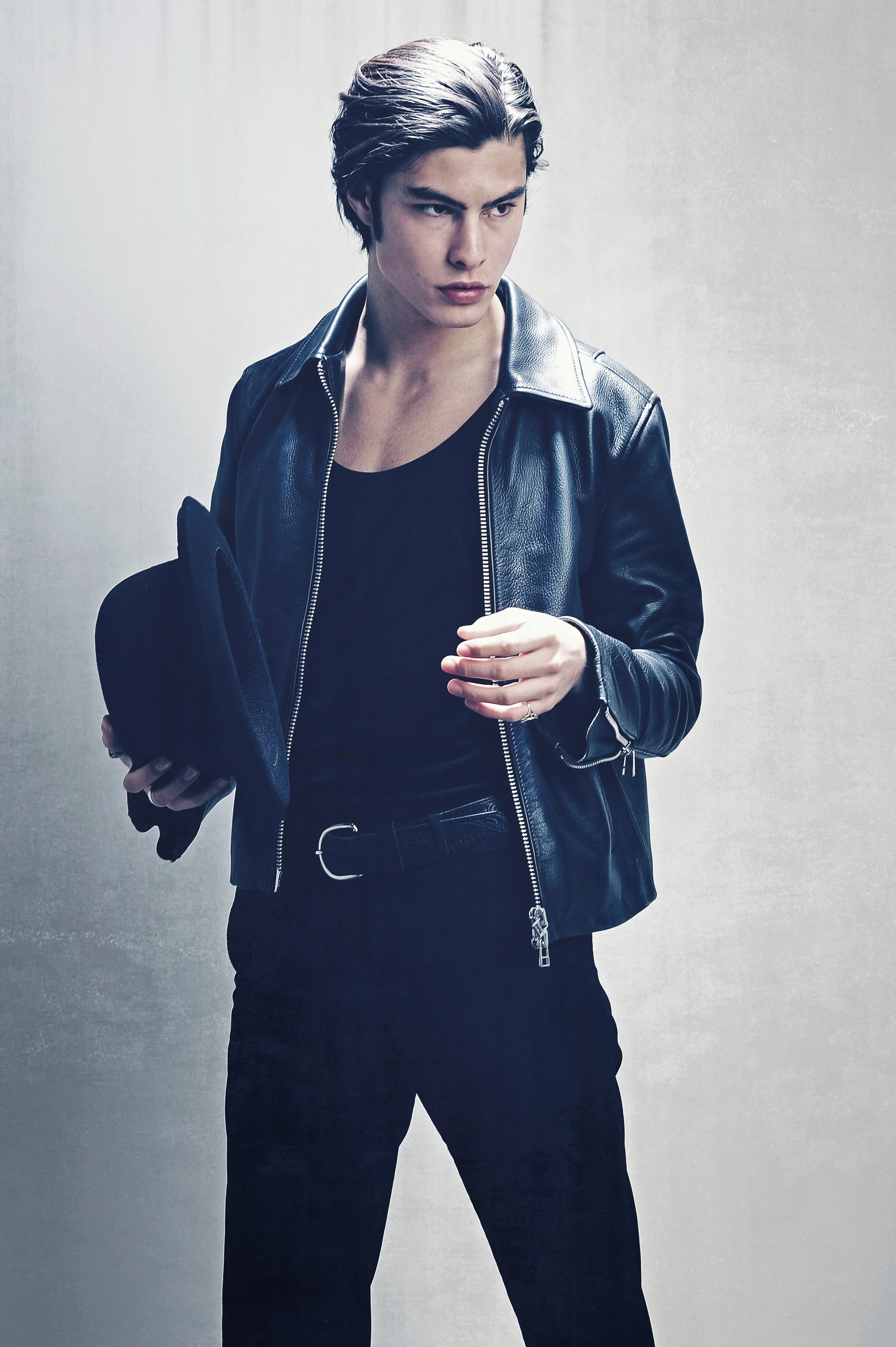 Jacket & Top: H&M / Belt: Vintage / Hat: Jacobson / Rings: Vintage