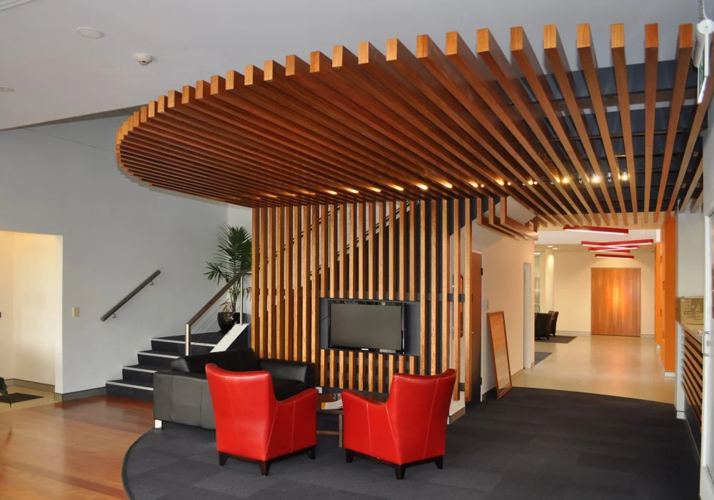 Supaslat-Maxi-In-Supaveneer-For-Feature-Ceiling-Of-Office-Reception-1000x700.jpg