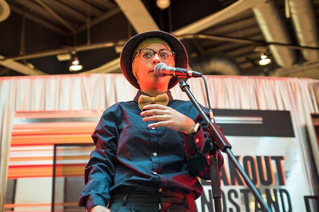 Can you stop and listen to me random shoppers? Photo by @lastminutephotographers