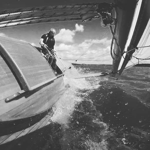Time to ease the mainsail? Repost: @maker.mind.photos @woodensailboat #classicboat #sailing #sailingtechniques #classicyacht #racing #cruising #classicyachtcharter #woodenboats