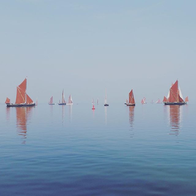 Sent in to Classic Yacht TV by David Mallett who was undoubtedly appreciative of the shear amount of Thames barges pirouetting at the start of the Blackwater Barge and Smack Race a few weekends ago. 🌬

#classicboat #workingboats #traditionalboats #t