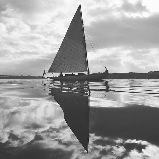 ROSEMARY III Sailing in the Carrick Roads, near Falmouth. 📷@boatphotographer #classicboats #classicyachts #sailing #sailinglife @sandemanyachtco