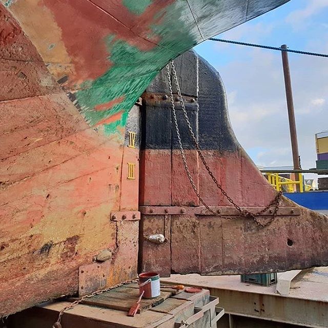 Beautiful composition of Thames sailing barge KITTY&rsquo;s stern. We love the shapes, colour palette and unique view - from @flatbottomedgirls #classicboats #thamesbarge #thamessailingbarge #traditional #boats #madeofwood #craftsmanship
