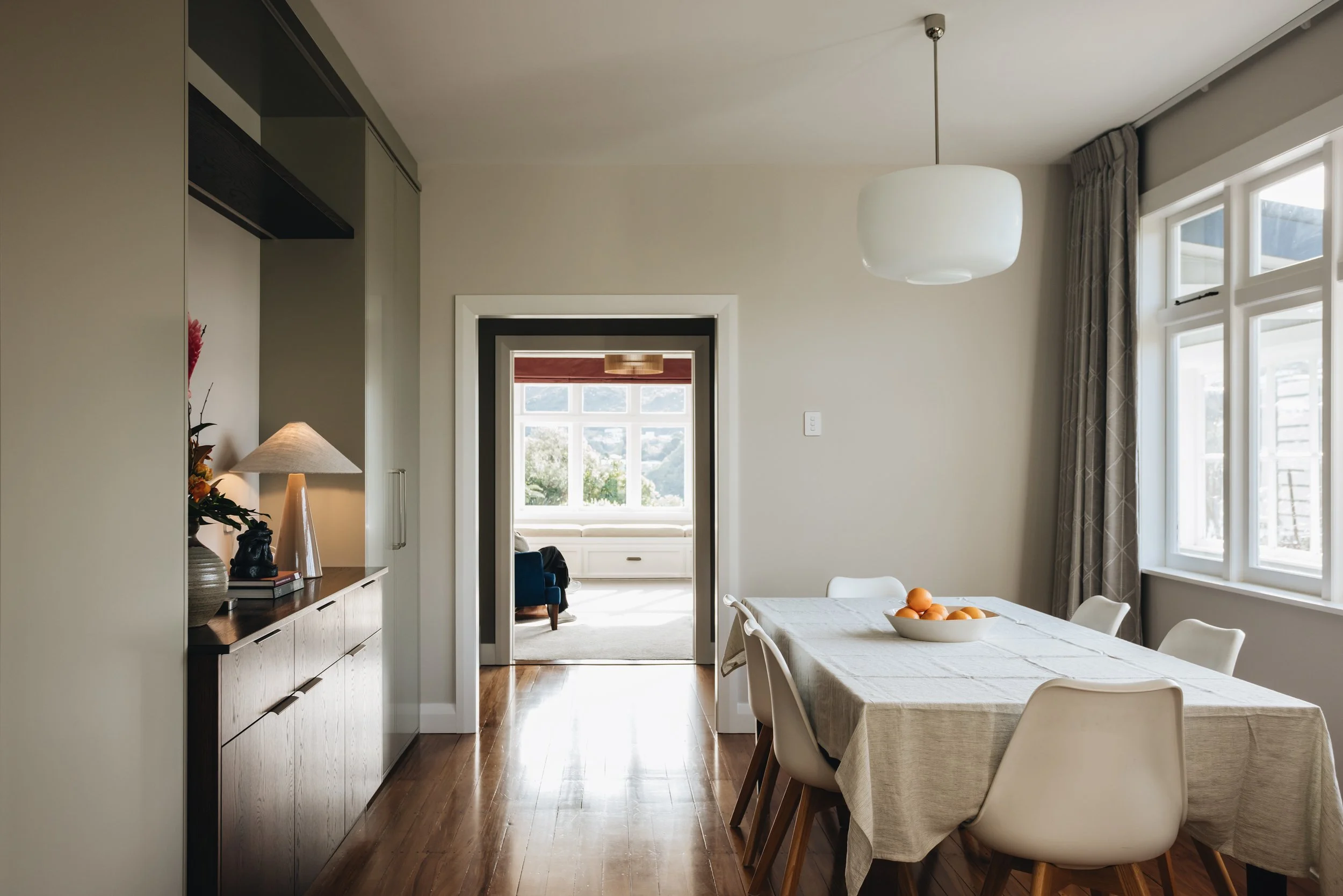 retro-style-dining-table-pendant-light.jpg