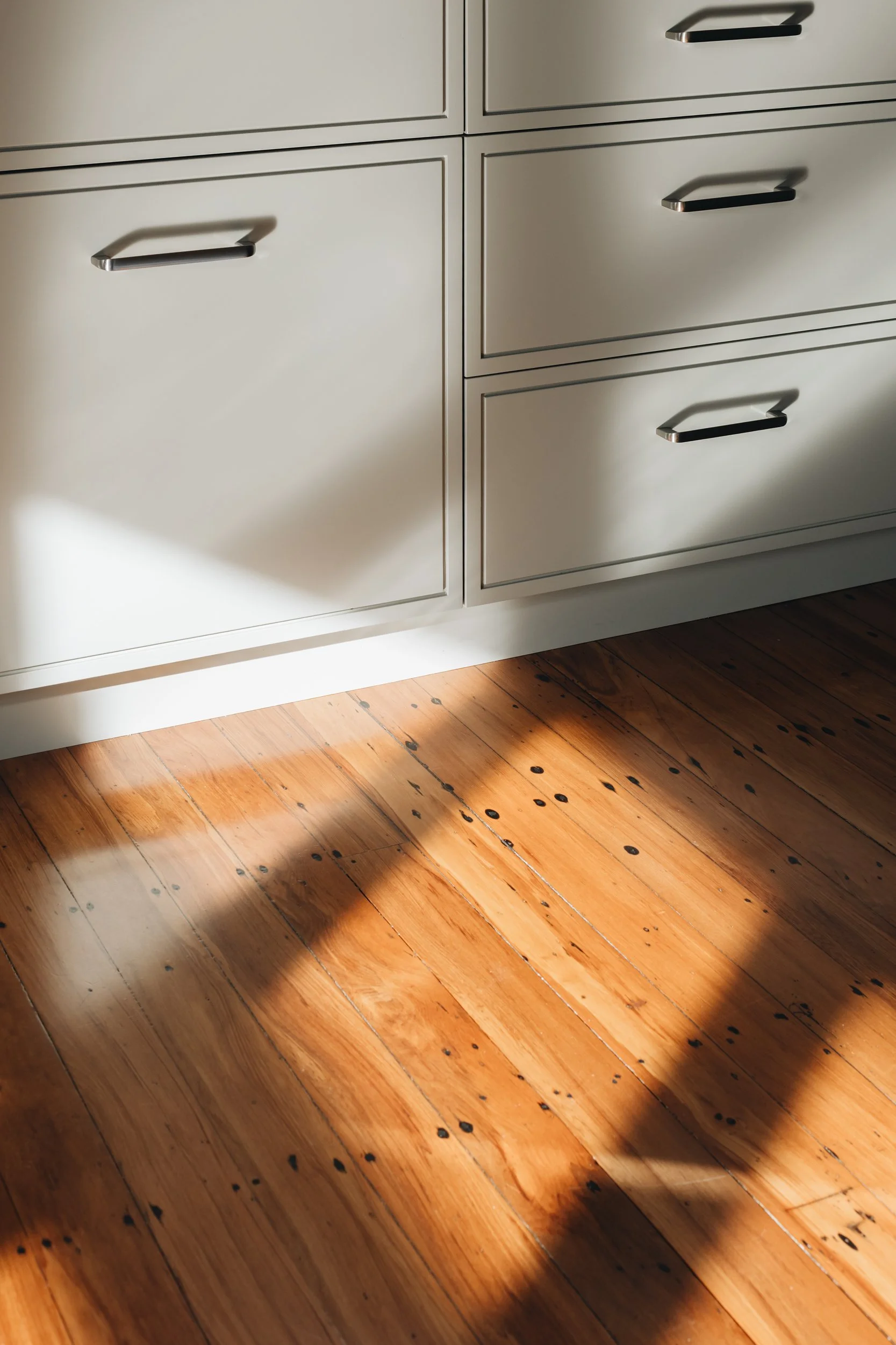 chic-grey-kitchen-wooden-floor.jpg
