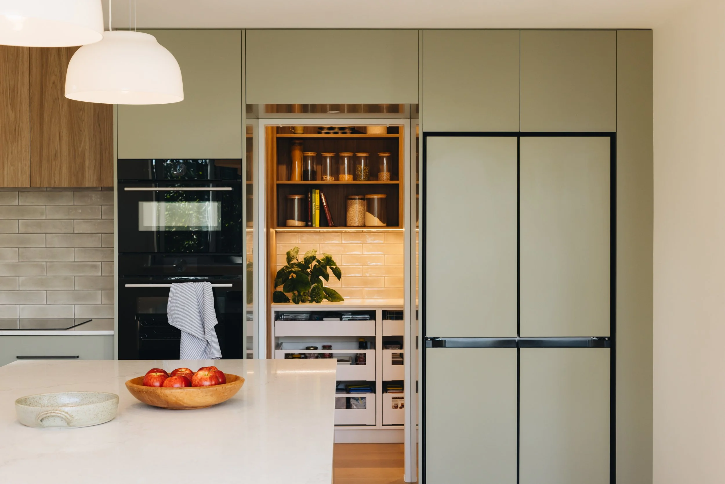 large-contemprary-kitchen-seamless-cabinetry.jpg