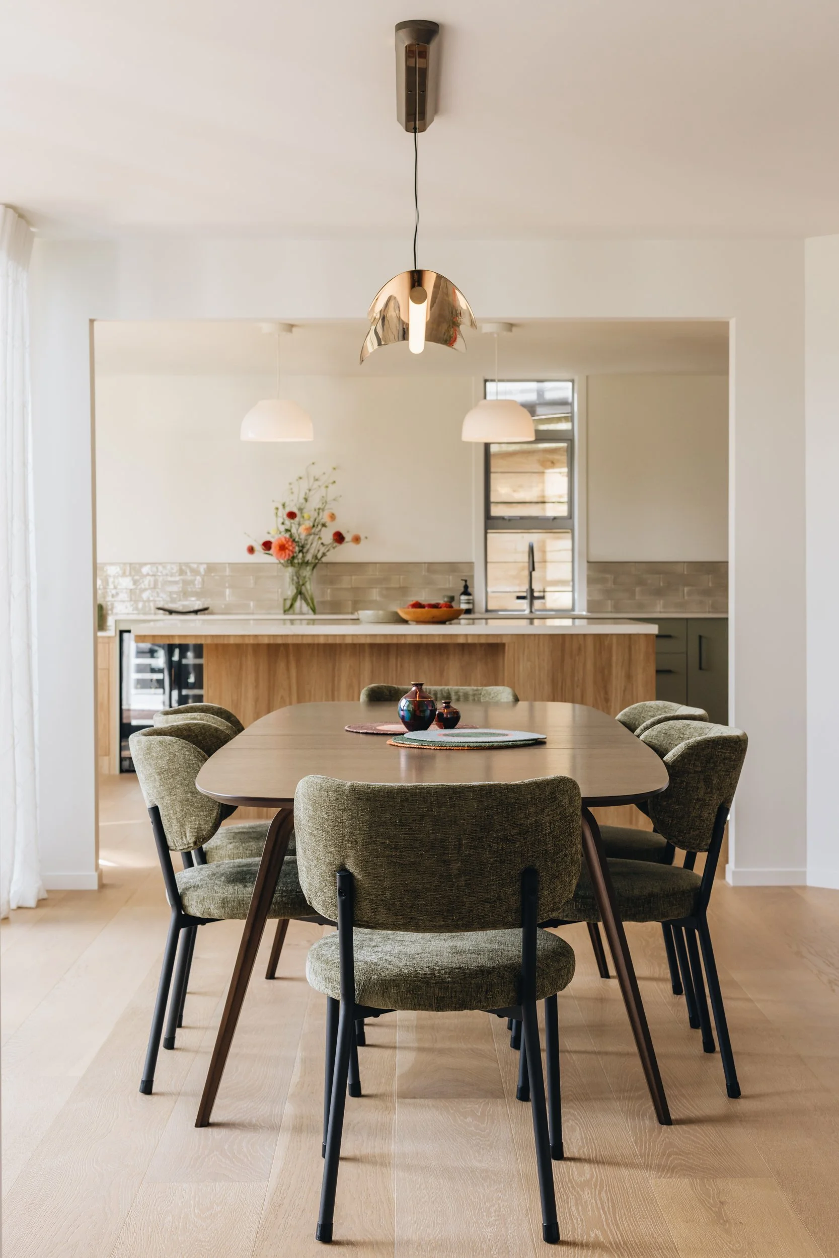 elegant-open-plan-table-setting.jpg