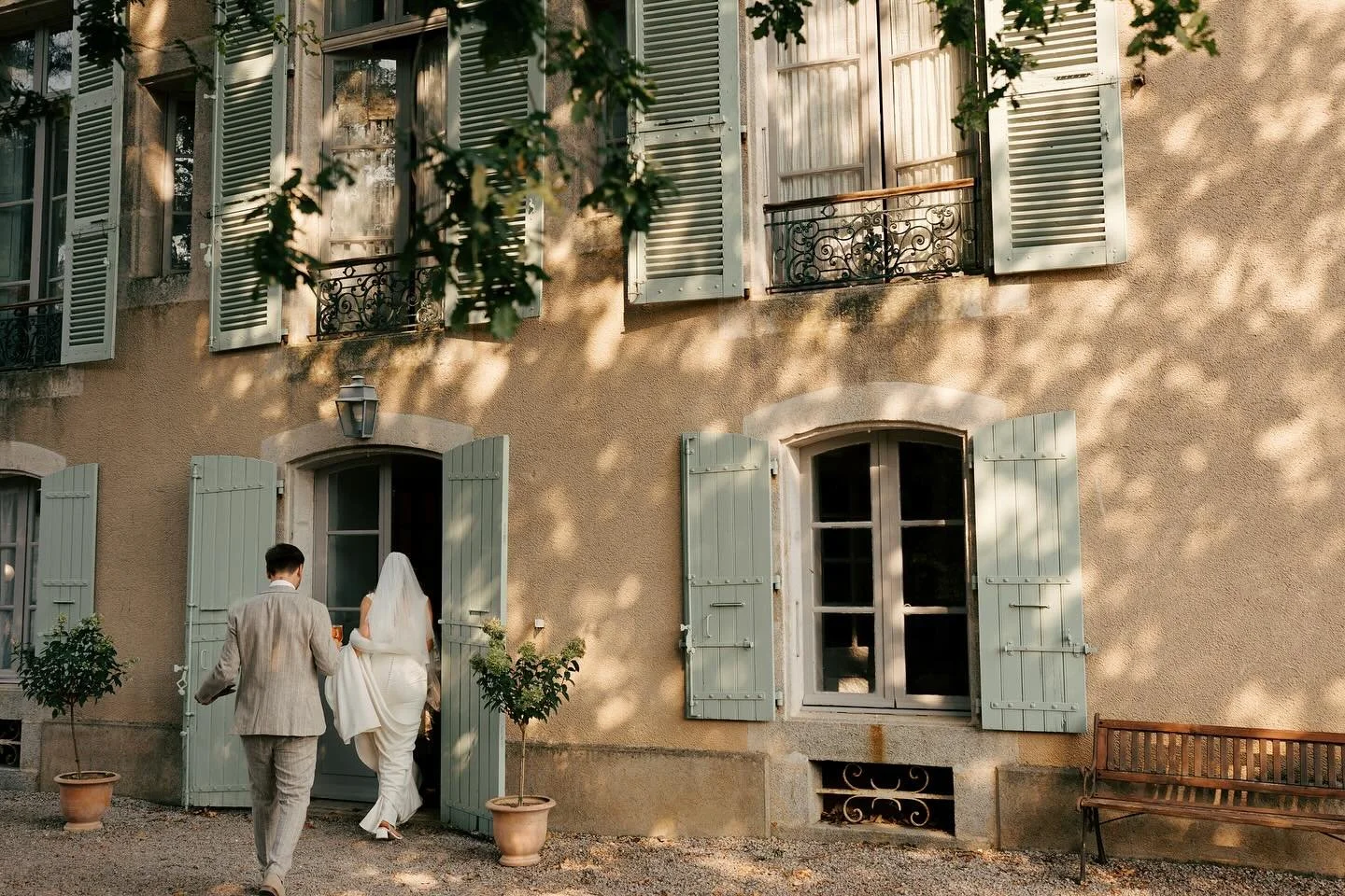 A love letter to hot, hazy summer wedding days @domainelecastelet_ , this one ft the wonderful Beth &amp; Alan. When it&rsquo;s been below freezing for most of January thus far it&rsquo;s hard not to daydream again about dining by olive trees in the 