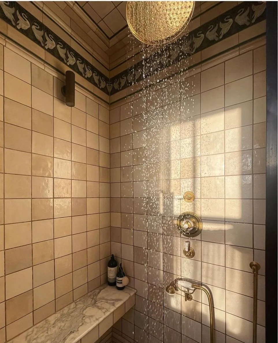 Bold as brass - A dreamy steam shower with a bespoke Calcatta Borghini marble seat from the Edwardian home of @49_rg
Featuring our Classic Archipelago thermostatic valve with flow controls and hand shower (GD 8803) in polished brass finish.
Our