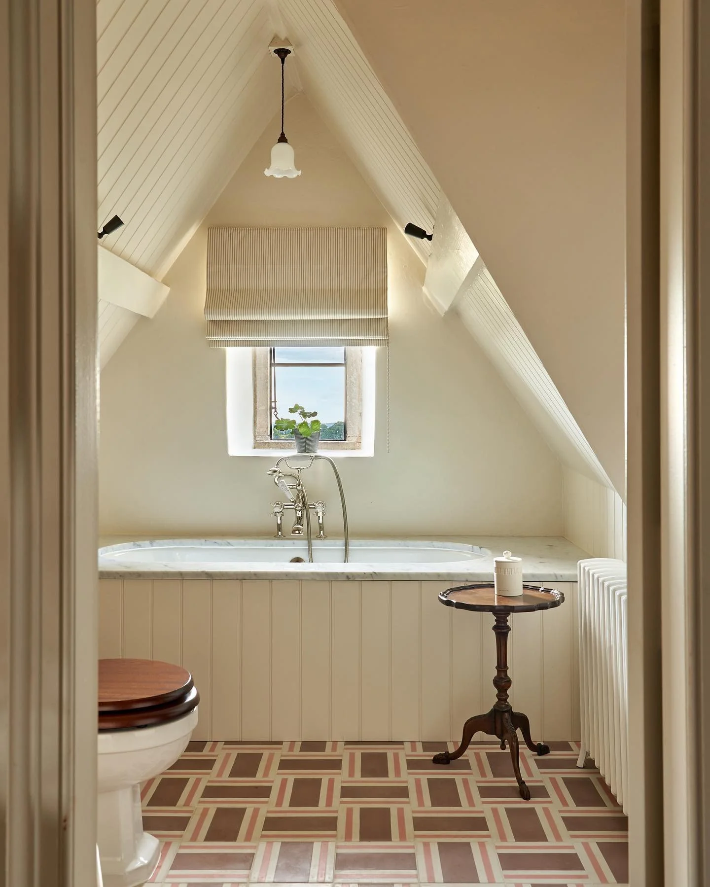 We like the polished simplicity of this elegant bathroom in the eaves by @rosannabossomltd
Featuring our Classic deck mounted bath shower mixer (LB 1100) in silver nickel finish.
For a similar lavatory, we suggest our Classic concealed cistern