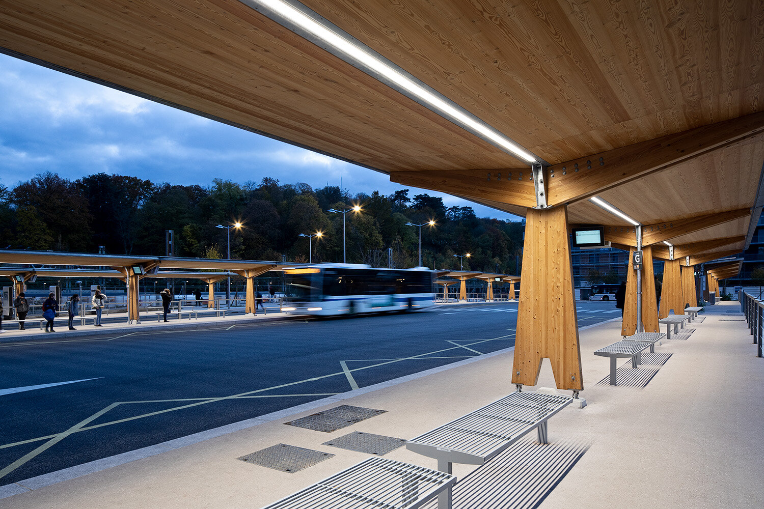  Versailles Bus Shelters - Agence Duthilleul 