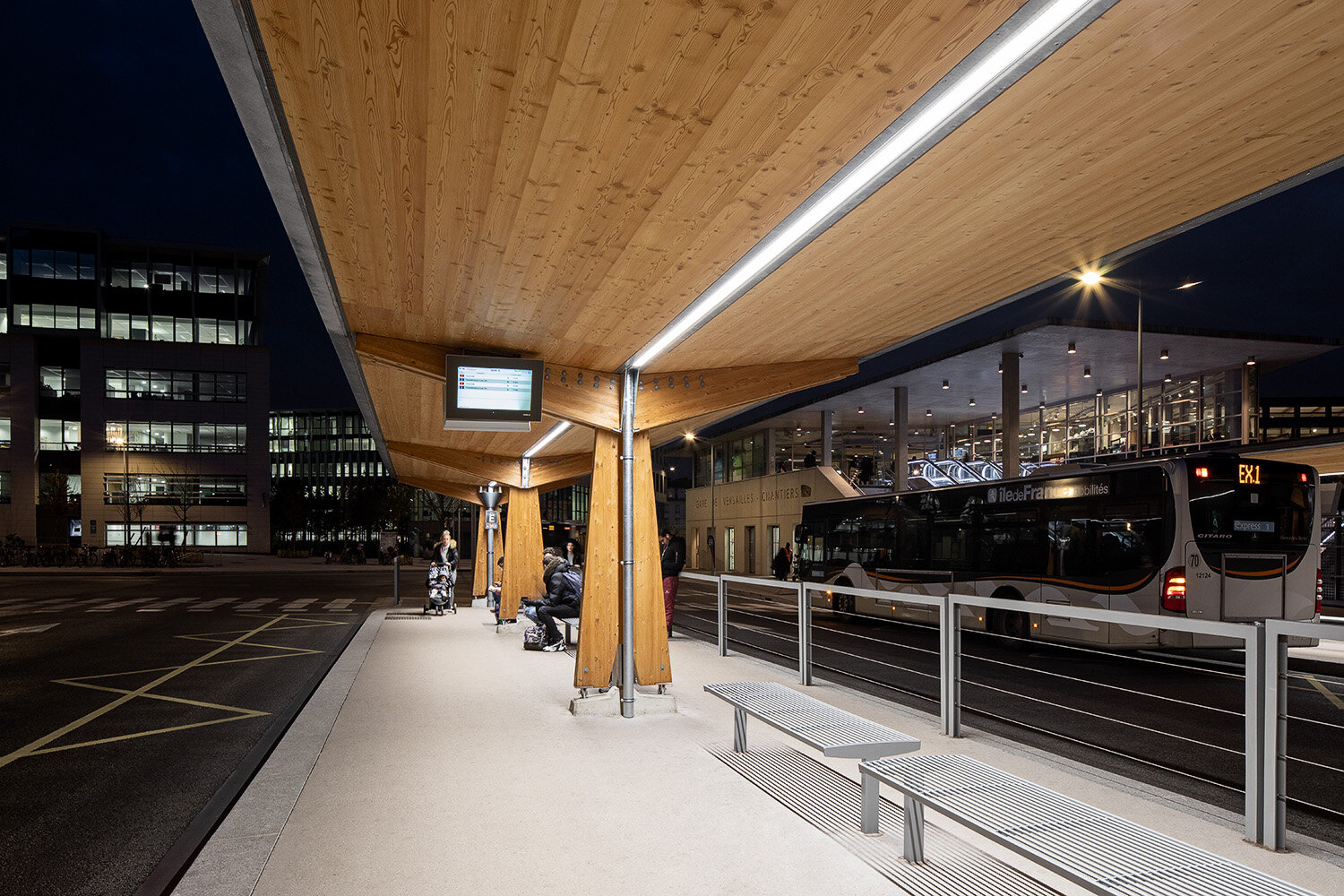  Versailles Bus Shelters - Agence Duthilleul 