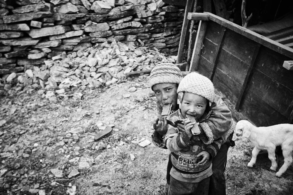 Kids eating protein bars in the village of Listy.