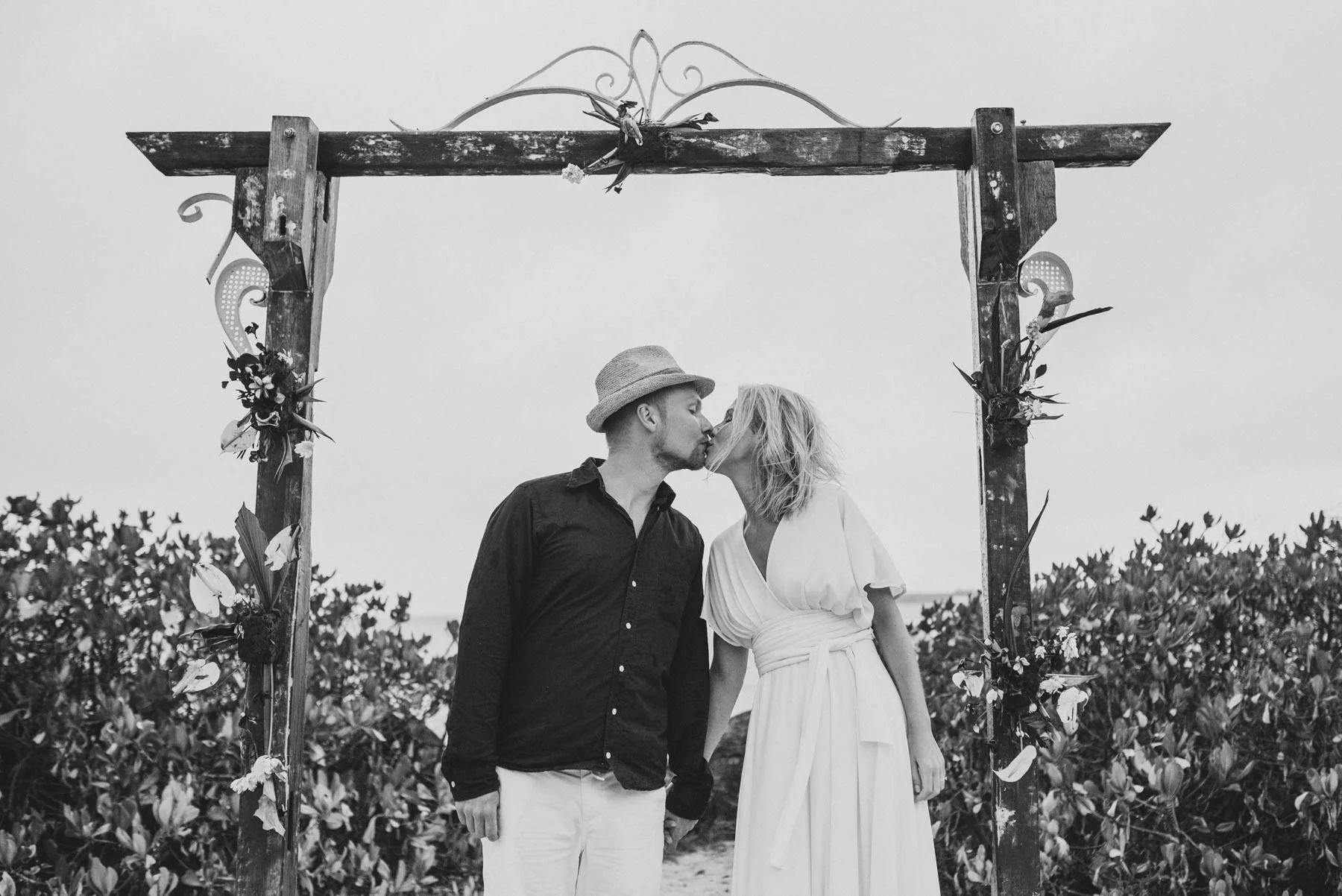 Copy of Sita Kelly | Mauritius Honeymoon Photographer | Couple kissing under wedding arch