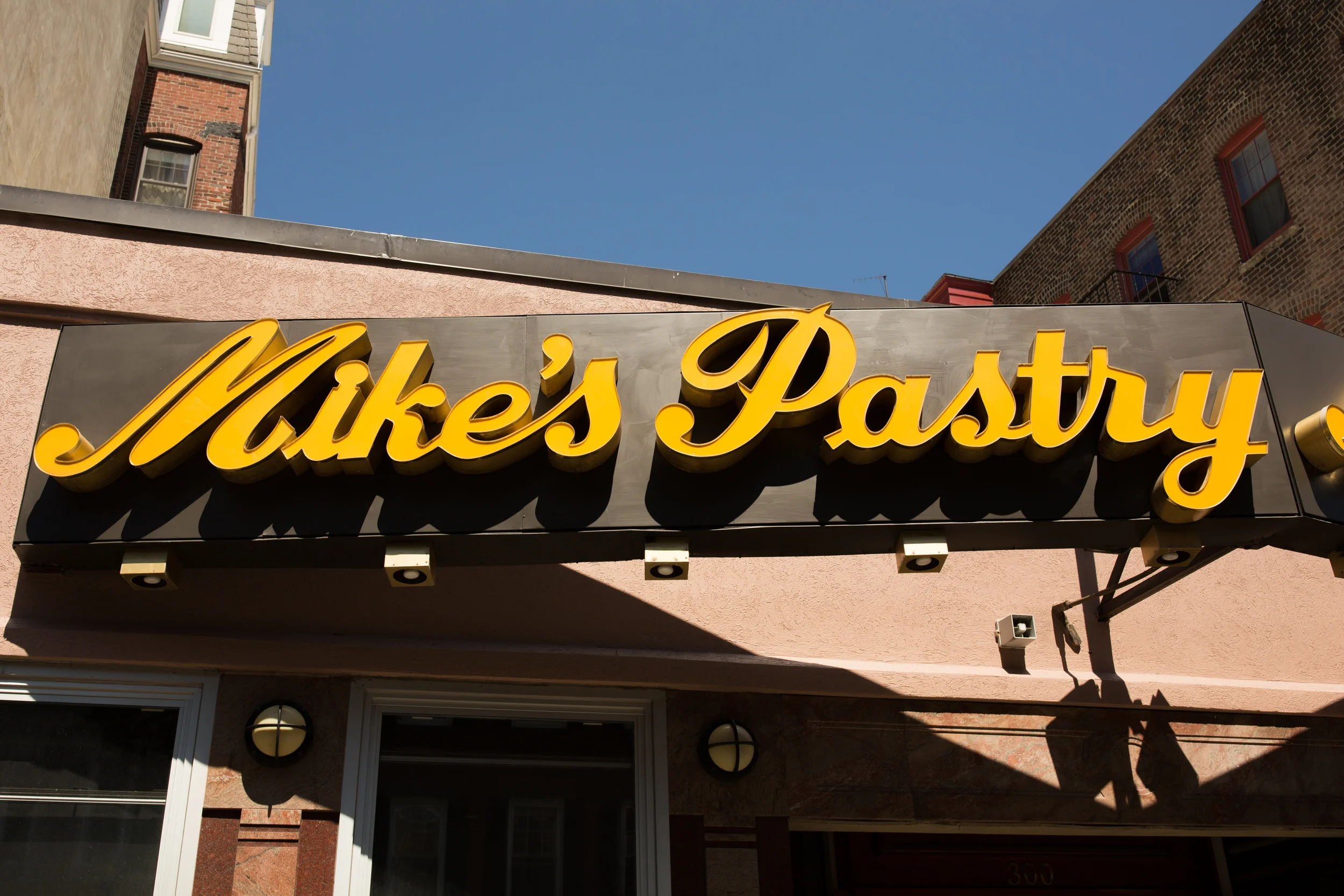 MIKE'S PASTRY_THE FOOD LENS_BRIAN SAMUELS PHOTOGRAPHY_JULY 2016-17.jpg
