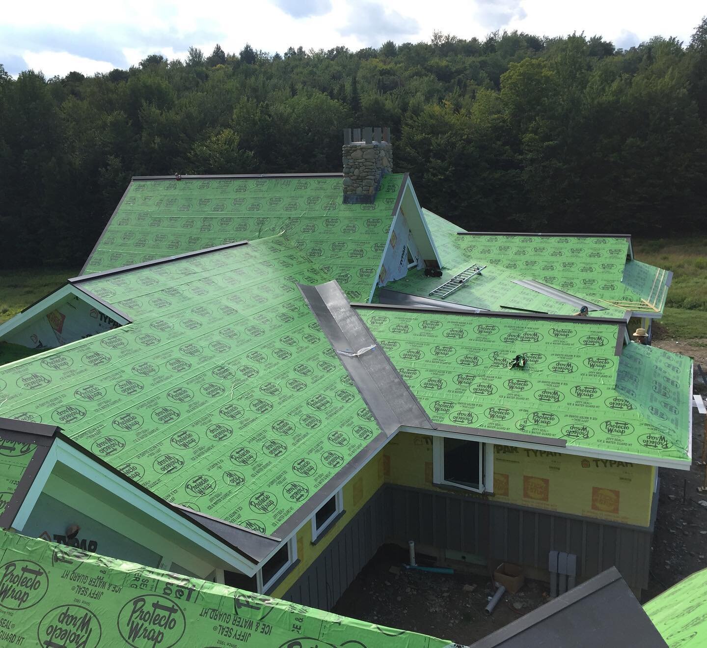 Making great progress on this monster of a roof for Brothers Building Company. 📸 @s.a.m.a.e.l 

#builttolast #standingseam #roof #roofing #girlsonthejobsite #sustainablebuilding #metalroof #metalwork #vermont #womanownedbusiness #timberframe #ecolog