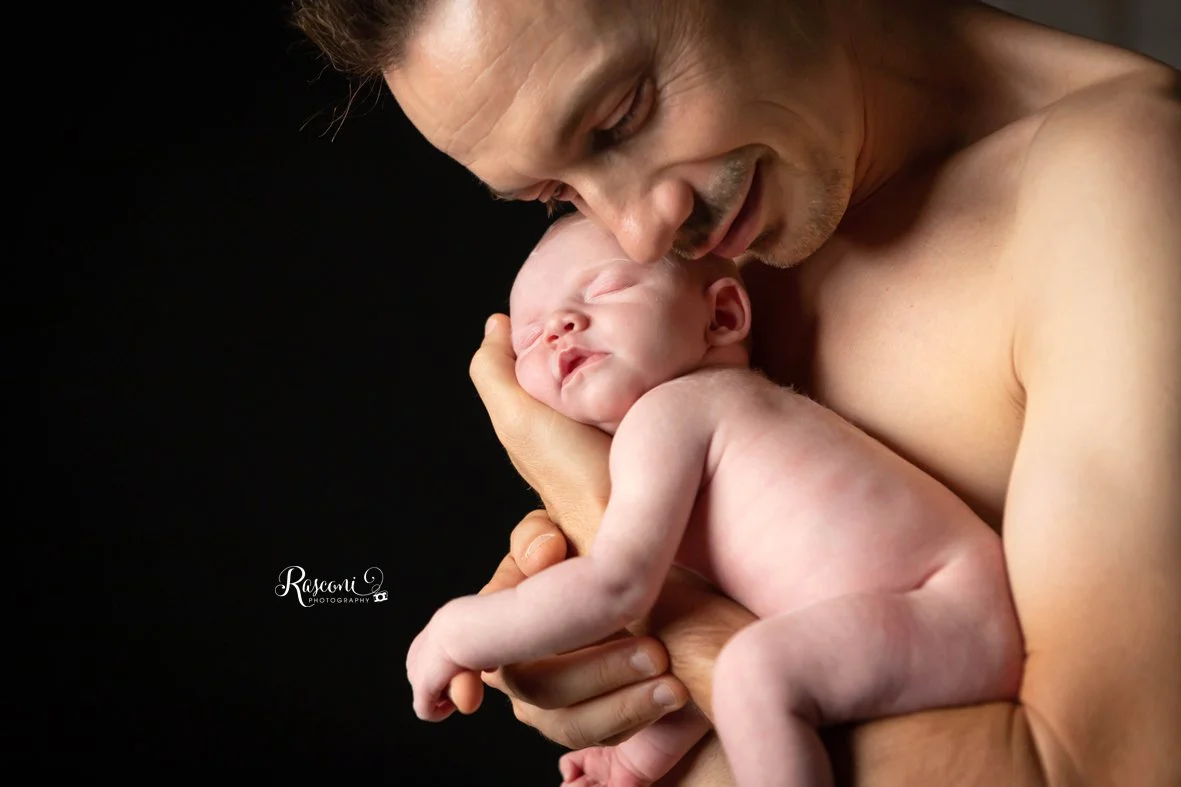Pap&agrave; innamorati, coccole e dolce tranquillit&agrave; ♡
.
Servizio Newborn
.
per info e prenotazioni
.
☎️ 0425444280 tel e WhatsApp
✉️ info@fotootticarasconi.it
📍Piazza Matteotti 193 Polesella RO
🌐 www.fotootticarasconi.it