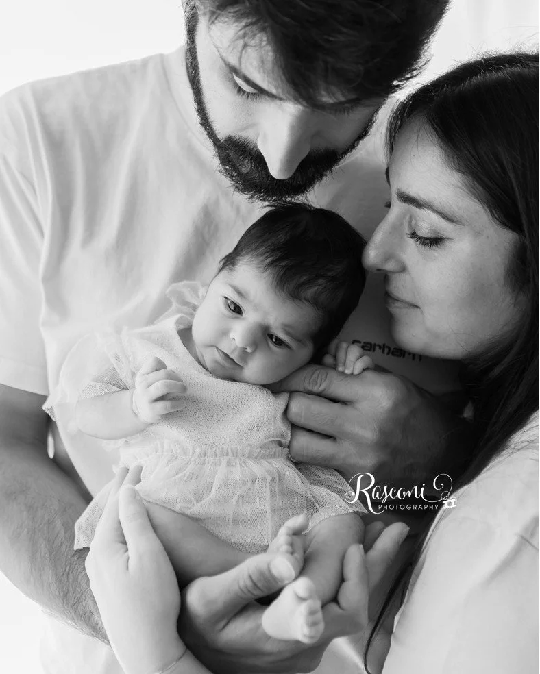 Il bianco e nero ci piaaace molto!
Oggi abbiamo Matilde, pochissimi giorni, avvolta dall'amore di mamma e pap&agrave;♡quanta dolcezza!
.
..e voi piace di pi&ugrave; la foto a colori o in bianco e nero?!? fatecelo sapere nei commenti!
.
Servizio Newbo