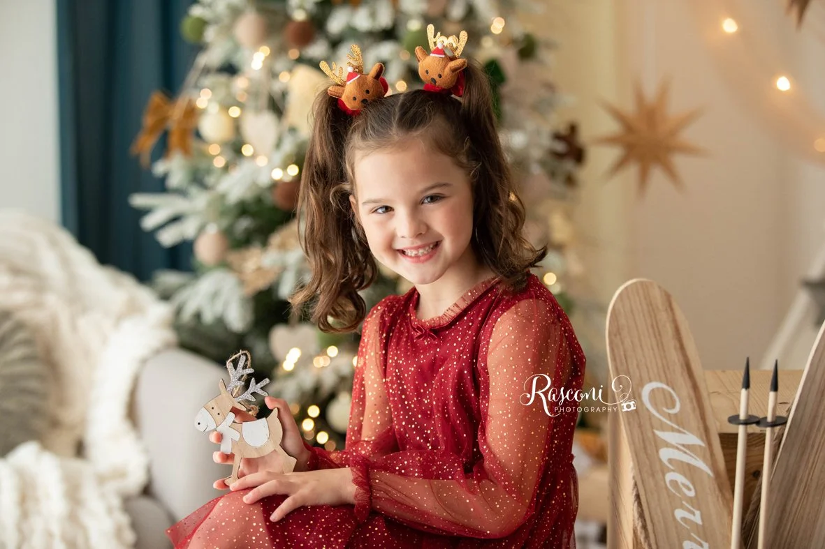 Tra una risata e un abbraccio ci siamo resi conto che questi scatti non sono solo foto..
Sono ricordi di famiglia, piccoli frammenti di amore che ogni anno custodiamo e che raccontano la nostra storia ❤️
.
Se non l'hai mai fatto, fidati, regalati que