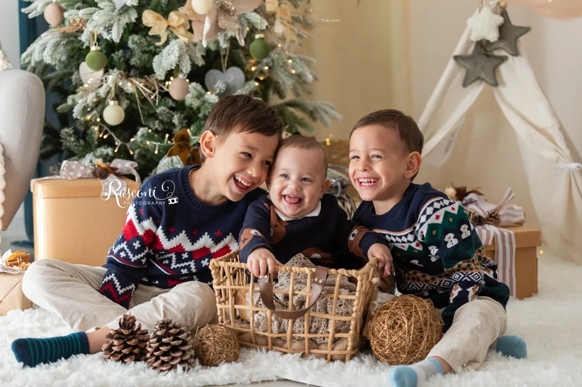 Quante bellezza! 😍 beccatevi questi scatti dal set XMAS2025, loro sono Leonardo, Marco, Matteo, Riccardo, Leonardo, Edoardo, Filippo e Martina.

Ci sono ancora pochi posti disponibili, contattaci per info e prenotazioni ⭐
.
☎️ 0425444280 tel e Whats