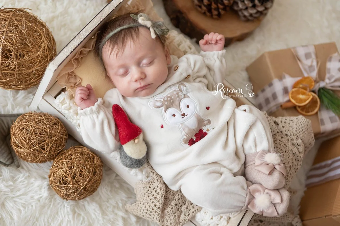 Primo Natale per qualcuno...e un appuntamento ormai da non mancare per altri.
Grazie a tutti..qui abbiamo Altea, Amanda, Adam, Emily, Vittoria e Pietro.
.
Ancora pochi posti disponibili per un servizio fotografico nella magica atmosfera del Natale, p