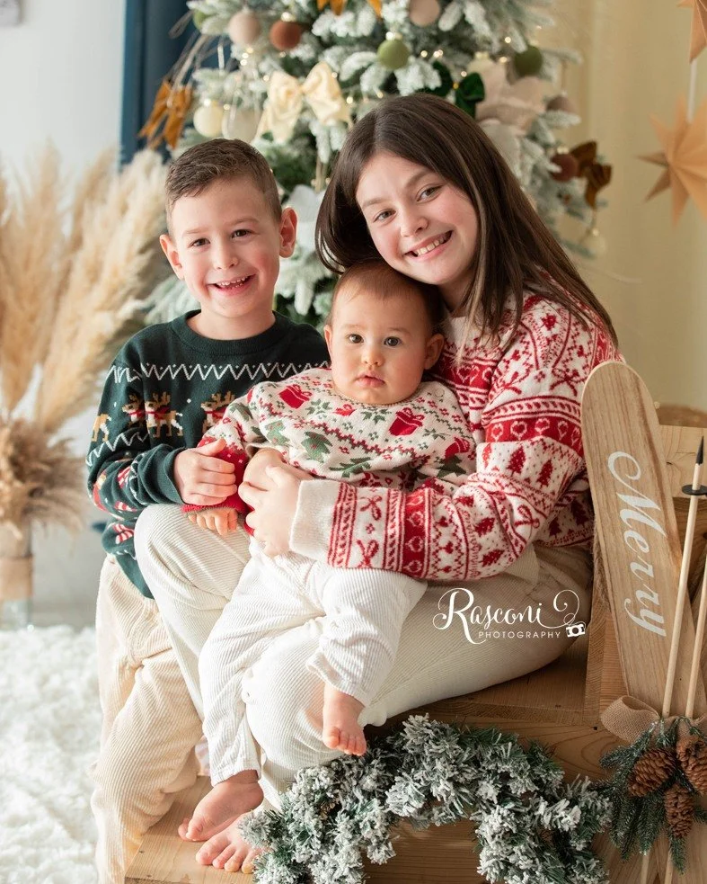 Ci sono anche Leonardo, Diletta, Vittoria, Adele
.
⭐LAST MINUTE | LUN 22 DIC ancora posti disponibili per un servizio fotografico nella magica atmosfera del Natale, per tutta la famiglia⭐️
per info e prenotazioni
.
☎️ 0425444280 tel e WhatsApp
✉️ inf