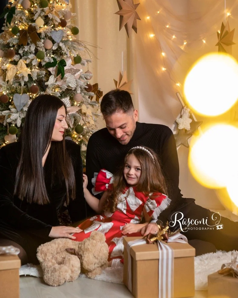 Chiudiamo questo XMAS-tour 2025 con questa ultima splendida carrellata di famiglie!⭐
Vi ringraziamo ancora per i vostri sorrisi, la voglia di mettersi davanti a una fotocamera, per essere stati puntualissimi! Siamo felici di essere riusciti ad accont