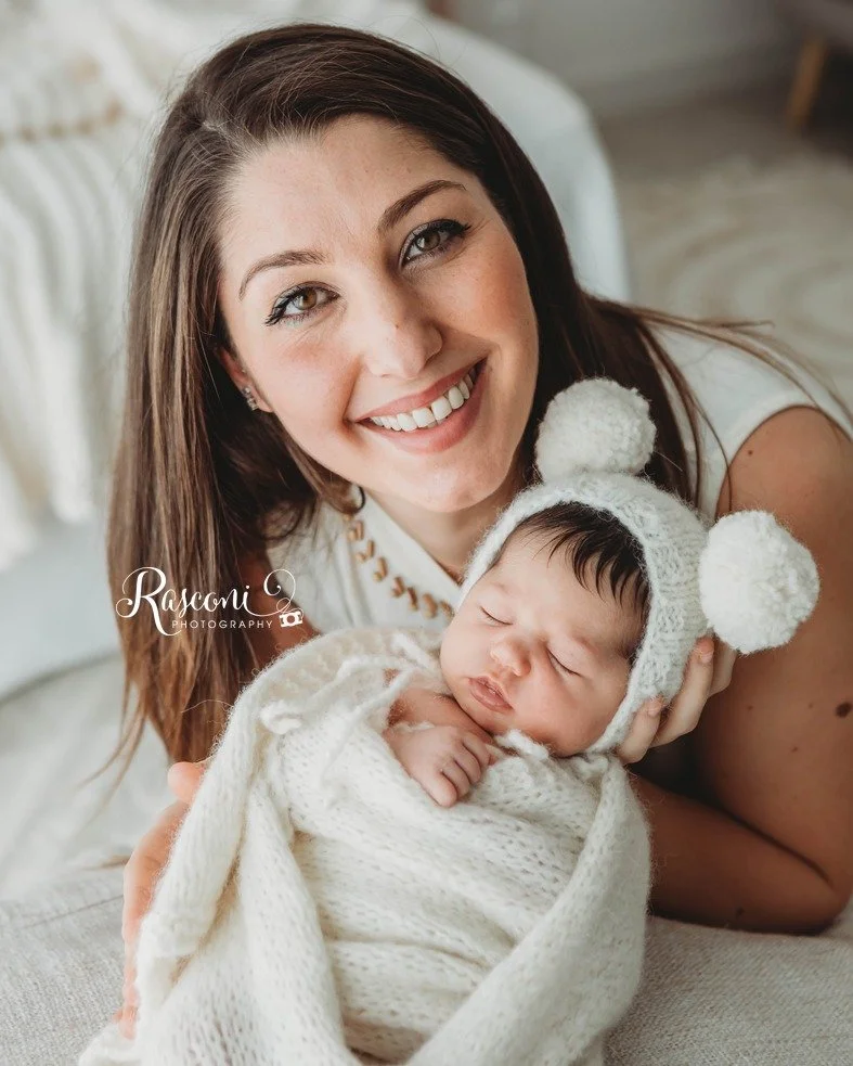 L'amore riempie ogni spazio e il tempo sembra fermarsi. Immagini che diventeranno per sempre un ricordo prezioso di questi primi giorni.
Emma.
.
Servizio Newborn
.
per info e prenotazioni
.
☎️ 0425444280 tel e WhatsApp
✉️ info@fotootticarasconi.it
📍