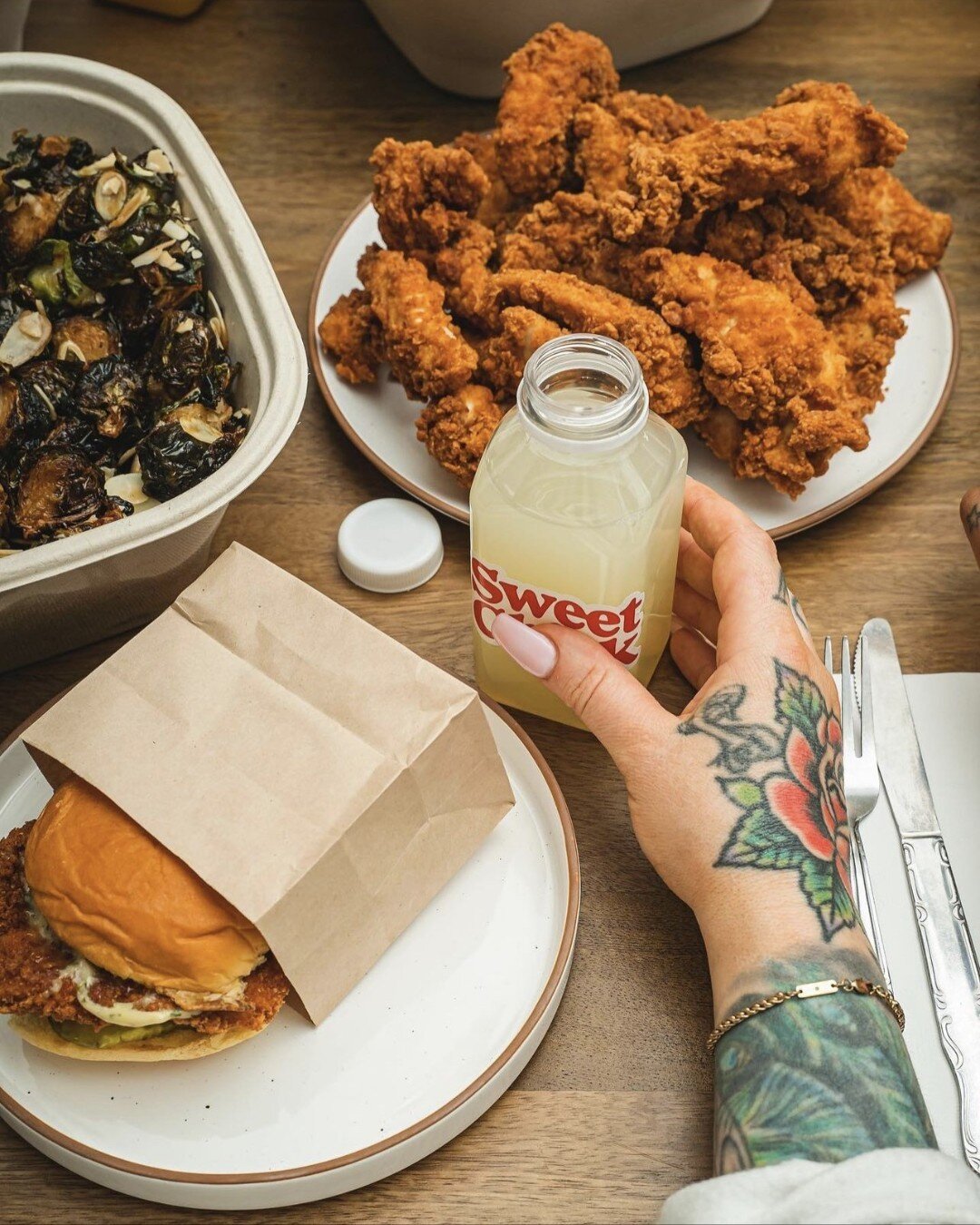 Happy National Fried Chicken Day from #UnionSquare! Check out these spots for fried chicken that will make you fall in love at first crunch✨

🐔Sweet Chick, 32 East 16th Street
🐔Bobwhite Counter @ Urbanspace, 124 East 14th Street
🐔Sticky's Finger J