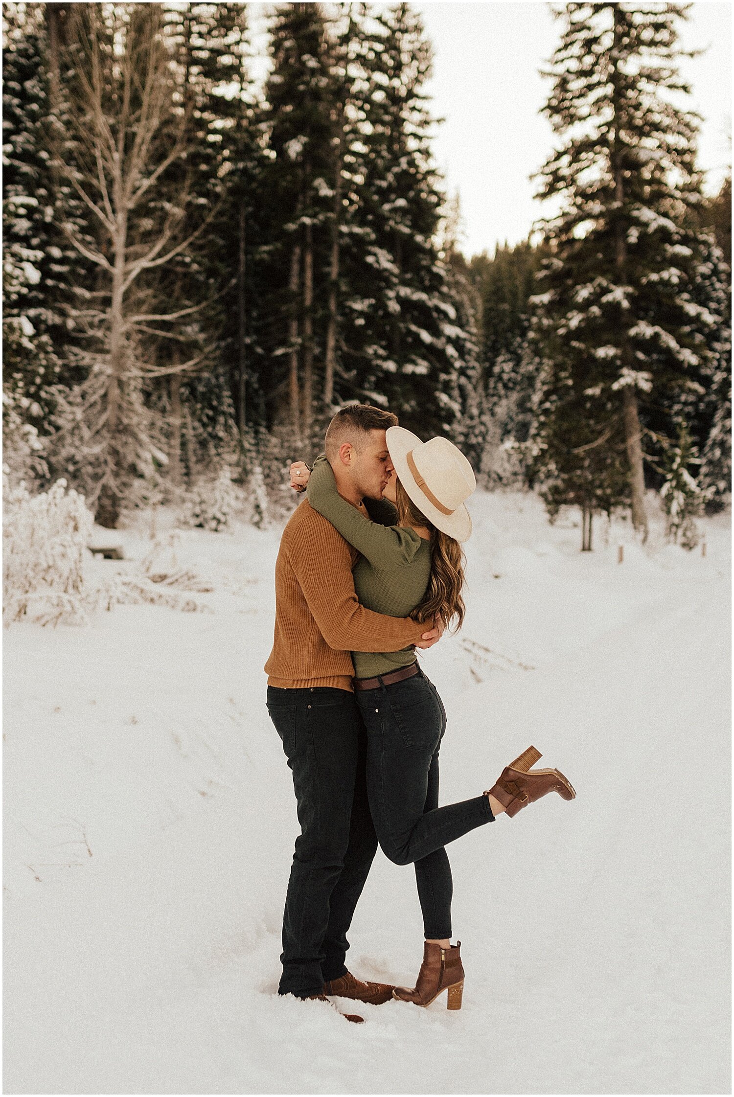 winter mountain idaho couples session trendy24.jpg