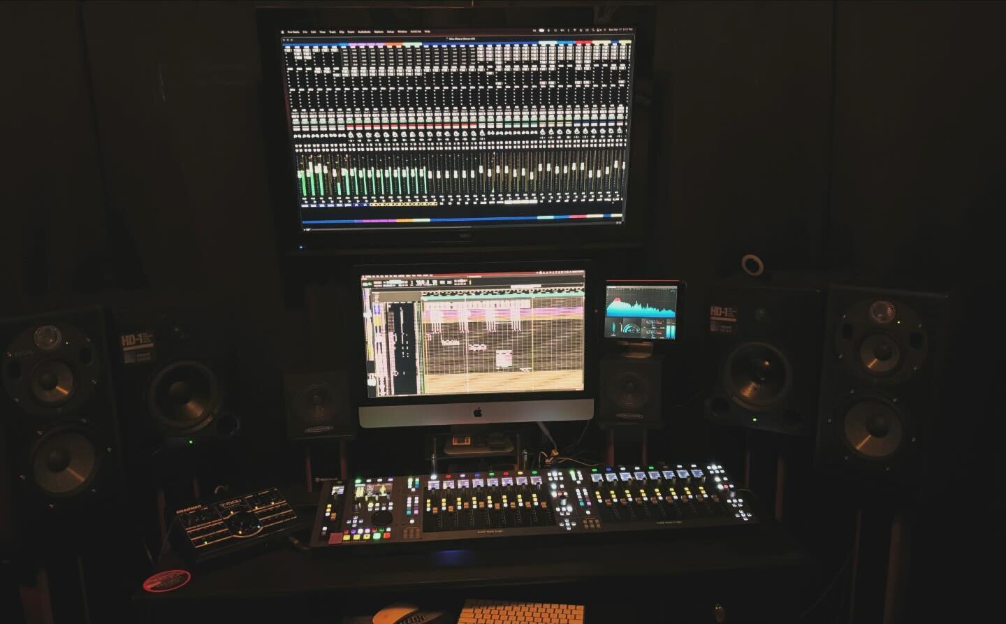Just finished mixing the new single (I think) for @kintosolxvida featuring @tornillovazquez_  Now starting a mix for @gauge35
#thestonesound #studiolife