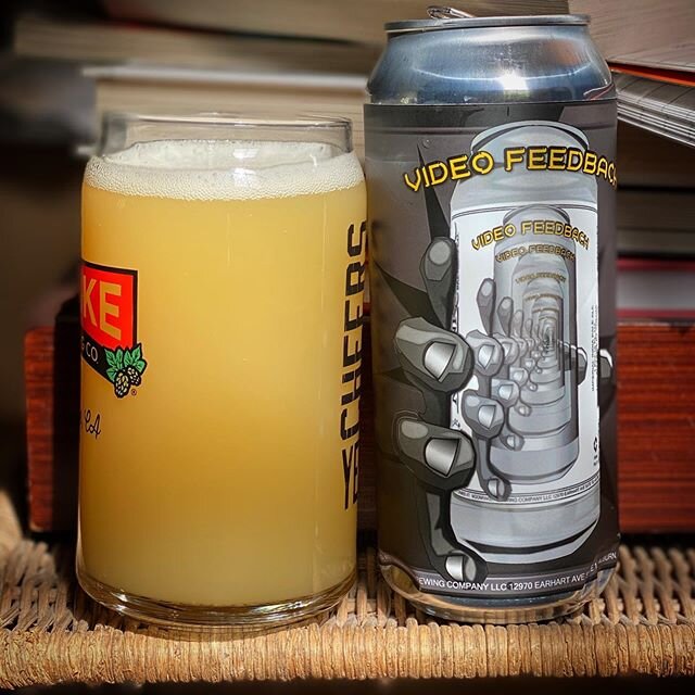 Can you tell Video Feedback IPA from @moonrakerbrewing is a hazy? Loads of tropical fruit here - think pineapple and passion fruit with a just bit of grapefruit. Very tasty!⁣
⁣
⁣
⁣
⁣
#ipa #hazyipa #moonrakerbrewing #videofeedback #independentbeer #in