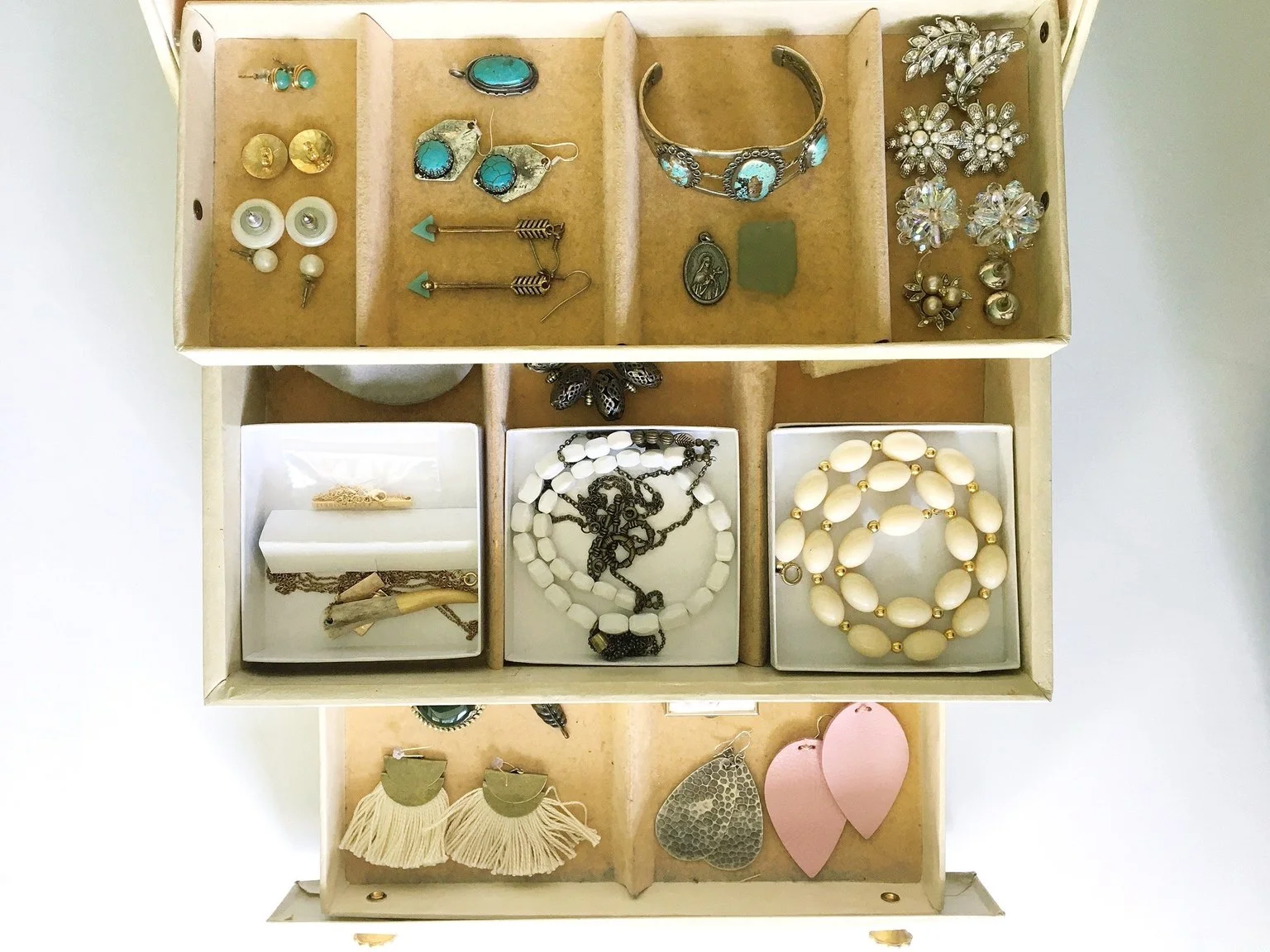 Navigating Sentimental Clutter In Your Home: A Helpful Checklist