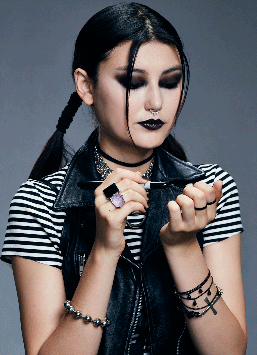 COMITA_160711_BEAUTY_90s_Goth-SHARPIE.gif