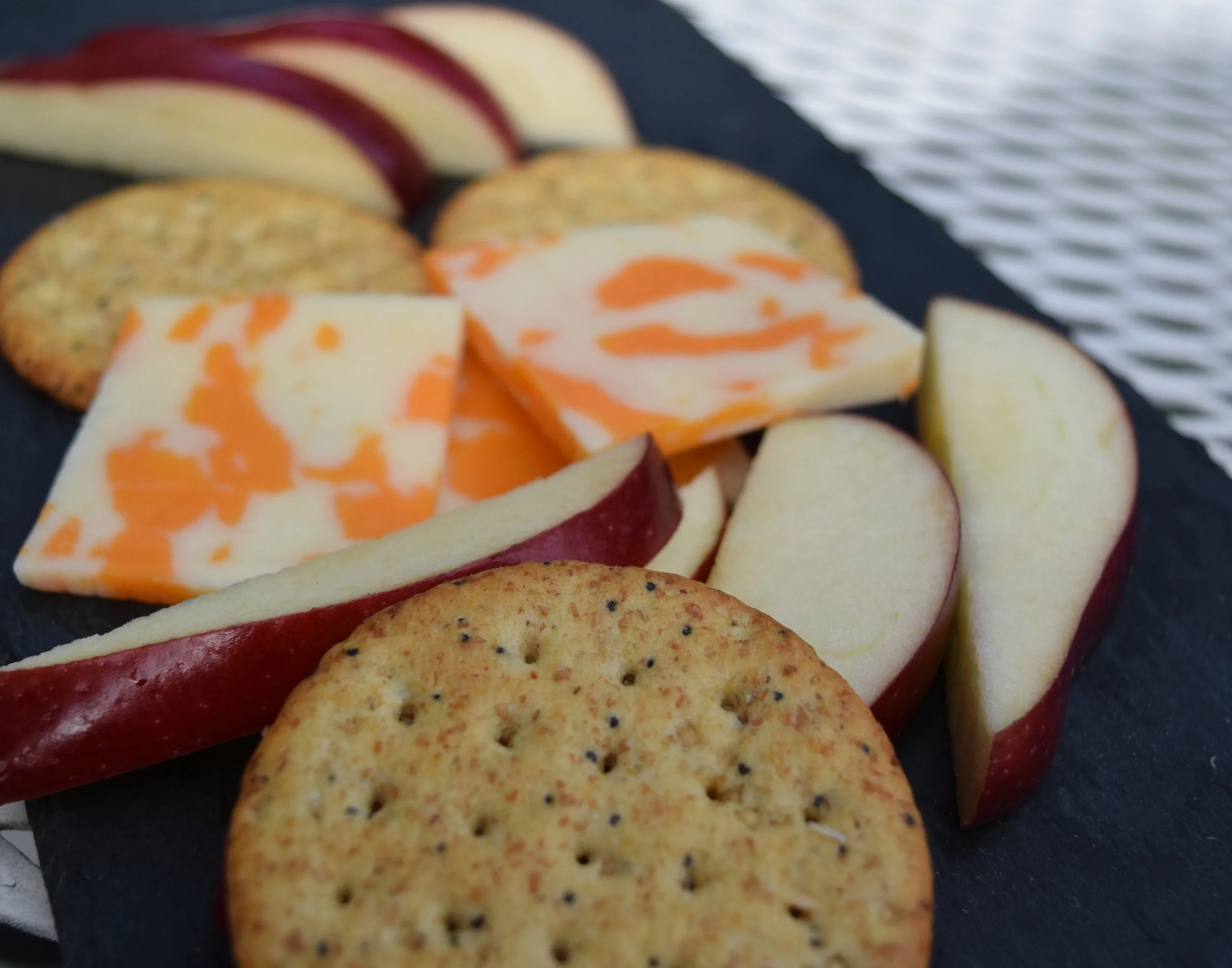 Des craquelins avec du fromage et une pomme