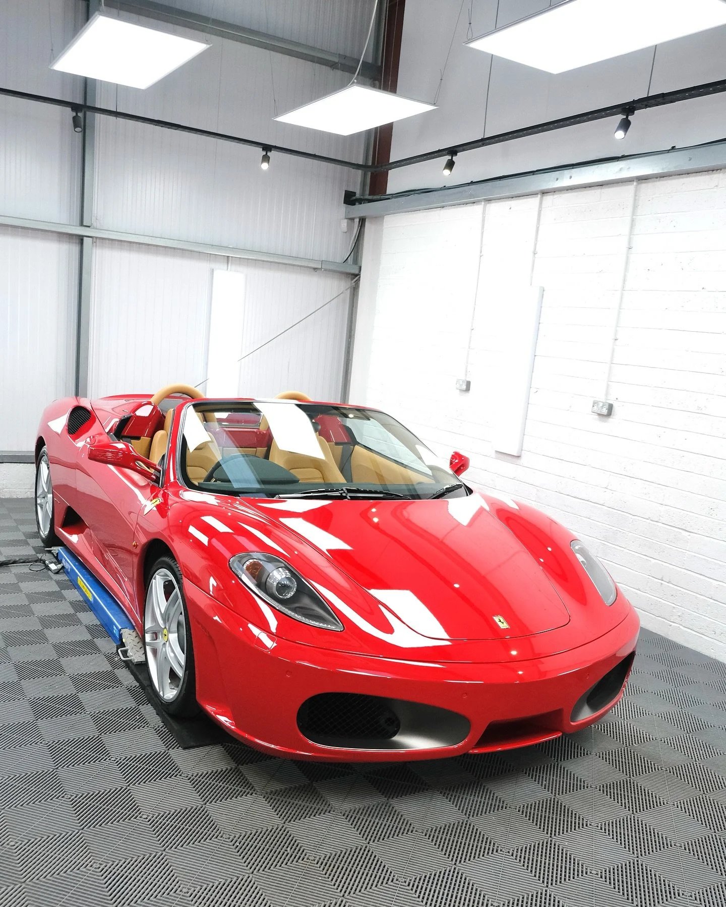 Supercar Sunday! Ferrari F430 Spider 🕷️ Full body PPF and Modesta Coating Package. One of the cleanest F430s we&rsquo;ve ever seen, super low mileage this stunning example is now totally protected. The paintwork covered in Self Healing Suntek Reacti