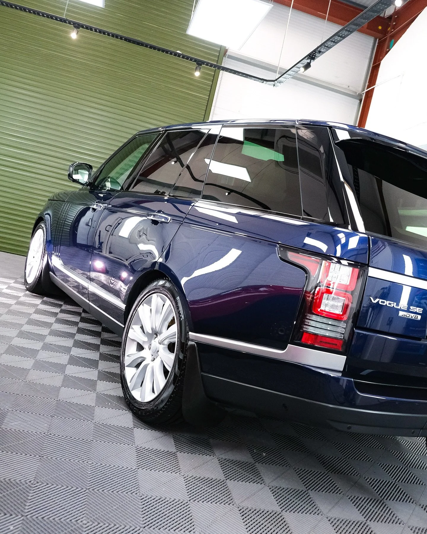 Range Rover Vogue SE following our Paint Correction and Modesta coating package. A full interior and exterior detailing package comprising of many hours TLC turning back the clock visually both inside and out. Years of use and abuse removed from the 