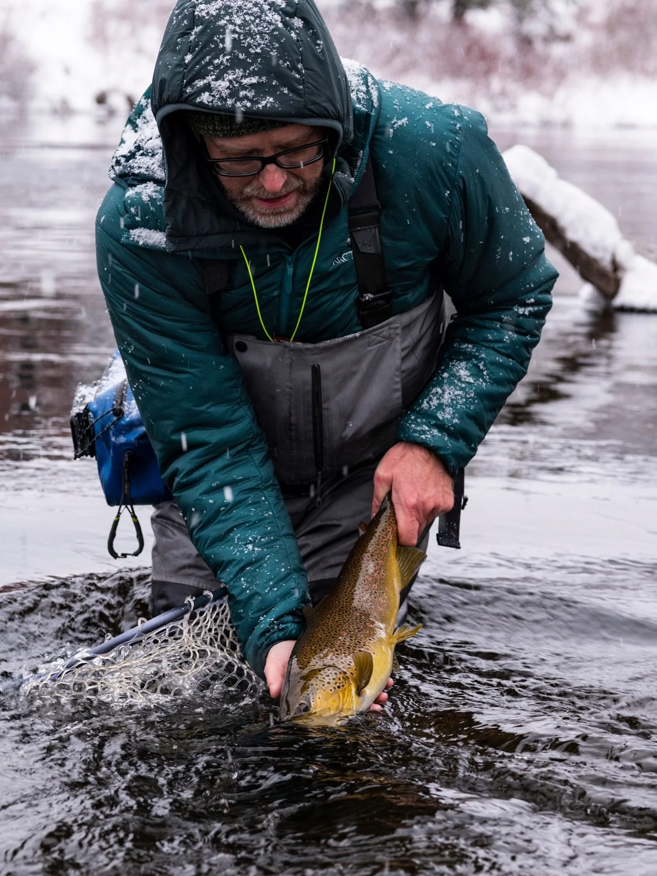 Having frigid, wet hands can be worth it for some things ...

📷 Joe Klementovich (@klementovich) 
#keepfishwet #keepemwet #fishing #flyfishing #conservation